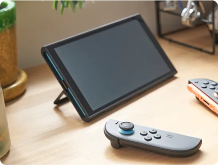 Nintendo Switch 2 apoyada en la mesa, con los Joy-Con separados delante para jugar en modo sobremesa.