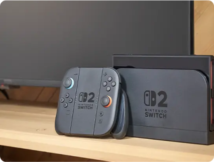 Nintendo Switch 2 en modo televisor, colocada en la base de carga con los mandos Joy-Con separados.