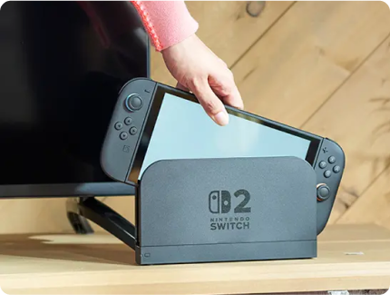 Persona sujetando la Nintendo Switch 2 con los Joy-Con acoplados, lista para jugar en modo portátil.